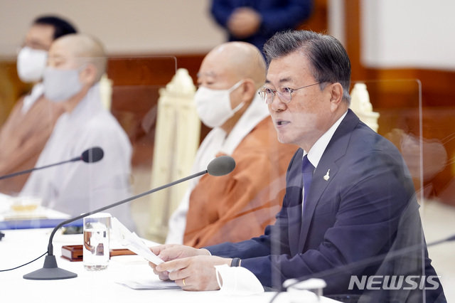 문재인 대통령이 18일 오전 청와대 본관에서 열린 한국 불교지도자 초청 간담회에 참석해 발언을 하고 있다. 뉴시스