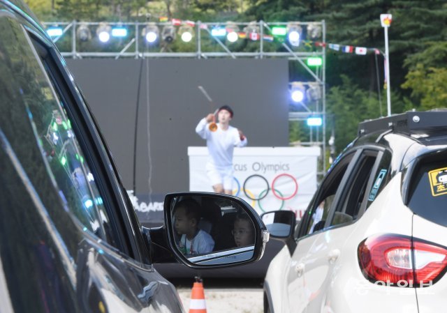 18일 서울 마포구 문화비축기지에서 ‘드라이브 인’ 방식으로 열린 ‘서울 서커스 축제’를 찾은 시민들이 차량에 탑승한 채 공연을 관람하고 있다.