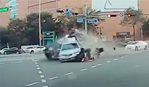 14일 부산 해운대 도심에서 대마초를 피운 포르셰 차량 운전자가 오토바이를 타고 가던 B 씨를 들이받는 장면.  블랙박스 영상 캡처
