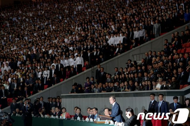 문재인 대통령이 2018년 9월19일 밤 평양 5.1경기장에서 열린 대집단체조와 예술공연 ‘빛나는 조국’을 관람한 뒤 남북정상회담 기간 동안 환대해 준 김정은 북한 국무위원장과 평양시민들에게 감사 인사를 하고 있다. 2018.9.19 © News1 평양사진공동취재단