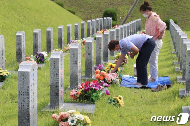 9일 오후 추석을 앞두고 경북 영천시 국립영천호국원을 찾은 가족이 묘역에서 참배하고 있다. 2020.9.9 © News1