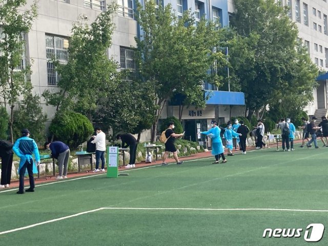 순경공채 필기시험이 치러진 19일 오전 서울 중구 한양공업고등학교에서 수험생들이 문진표를 작성하고 있다. © 뉴스1