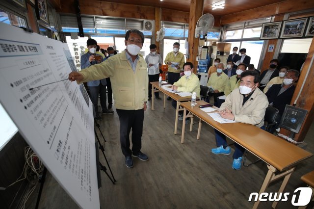 이낙연 더불어민주당 대표가 19일 오후 전남 구례군 5일시장 상인회 사무실을 찾아 김순호 구례군수에게 지난달 호우피해 및 복구 현황을 보고받고 있다. 2020.9.19/뉴스1 © News1