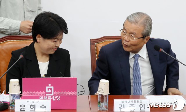 김종인 국민의힘 비대위원장(오른쪽)과 윤희숙 의원(경제혁신특위 위원장)이 서울 여의도 국회에서 열린 경제혁신특위 1차 회의에서 대화를 나누고 있다. 2020.6.17/뉴스1 © News1