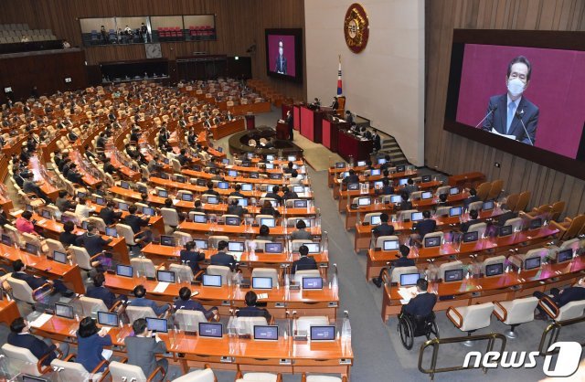 정세균 국무총리가 지난 14일 서울 여의도 국회에서 열린 본회의에서 2020년도 4차 추경안 시정연설을 하고 있다. 2020.9.14/뉴스1 © News1