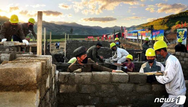 북한 노동당 기관지 노동신문은 20일 함경북도 김책시 일대의 수해 복구에 나선 제2 수도당원사단의 성과를 조명했다. (평양 노동신문=뉴스1)