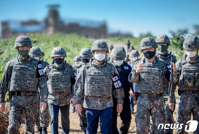 서욱 국방부장관이 19일 오전 9·19 군사합의 2주년을 맞아 취임 이후 첫 행보로 강원도 철원 인근 화살머리고지 유해발굴현장을 방문해 현창시찰을 하고 있다.(국방부 제공) 2020.9.19/뉴스1 © News1