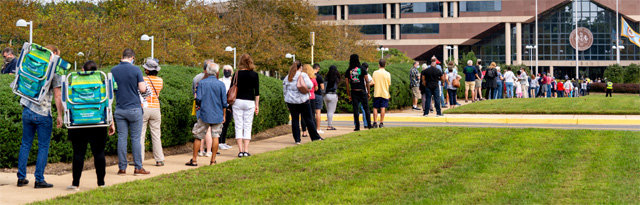 18일 미국 버지니아주 페어팩스카운티 정부청사 건물 앞에 대선 조기 투표에 참여하려는 시민들이 긴 줄을 서 있다. 이날 버지니아를
 비롯해 미네소타, 와이오밍, 사우스다코타 등 4개 주에서 조기 투표를 시행했고, 뒤이어 다른 주들도 실시할 예정이다. 
페어팩스=AP 뉴시스