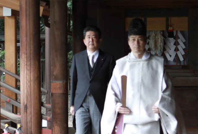 아베 신조 전 일본 총리(왼쪽)가 퇴임 사흘 만인 19일 야스쿠니신사를 참배했다. 그는 이날 자신의 트위터에 “야스쿠니신사를 
참배하고 16일에 총리 퇴임했다는 것을 영령에게 보고했다”는 글을 올렸다. 아베 전 총리가 야스쿠니신사를 참배한 것은 6년 8개월
 만이다. 아베 신조 전 일본 총리 트위터 캡처