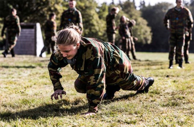 벨기에 왕위 계승 서열 1위인 엘리자베트 공주가 브뤼셀 인근 왕립군사학교 캠프에서 포복을 하는 군사훈련에 참여하고 있다. 공주는 다른 생도들과 똑같이 사격, 유격 훈련 등을 받는다. 벨기에 왕실 트위터 캡처