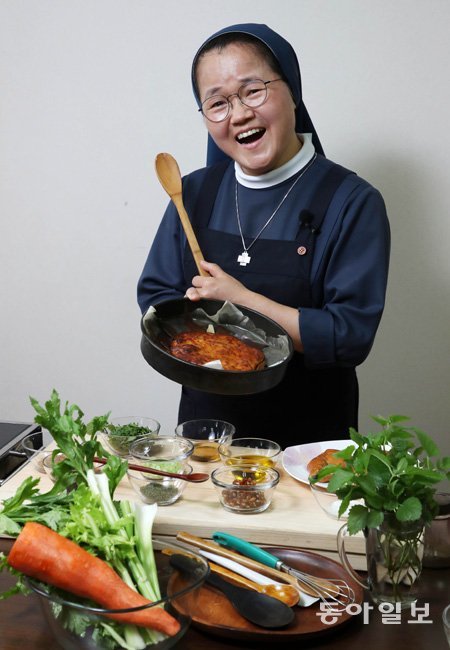 17일 요리에 얽힌 성경 이야기를 들려주고 있는 윤일마 수녀. 그는 “예수님이 드셨던 음식을 가족, 이웃과 나누며 서로에게 용기와 힘을 주는 것이야말로 하느님을 가까이서 체험하는 것”이라고 말했다. 양회성 기자 yohan@donga.com