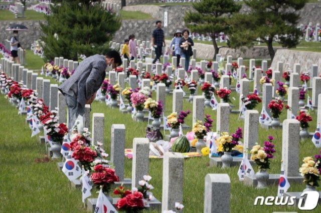 지난 5월, 서울 동작구 국립서울현충원 묘역에서 시민들이 참배하고 있다. 출처= 뉴스1