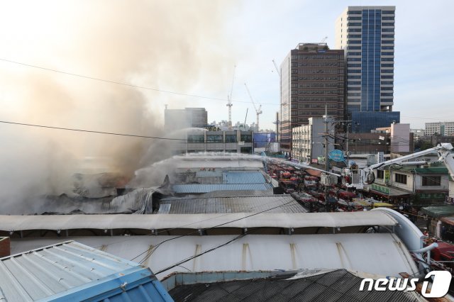21일 오전 서울 동대문구 제기동 청량리 청과물 시장에 화재가 발생해 소방 대원들이 화재진압을 하고 있다.사진=뉴스1