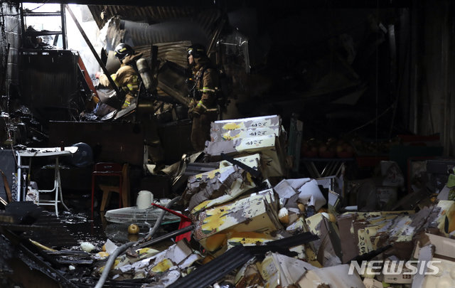 21일 오전 화재가 발생한 서울 동대문구 청량리 청과물시장에서 소방대원들이 잔불 정리를 하고 있다.사진=뉴시스