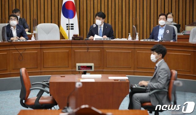 장제원 중앙선관위원 선출(조병현, 조성대) 인사청문특별위원회 위원장이 15일 오전 서울 여의도 국회에서 열린 제1차 전체회의에서 발언하고 있다. 왼쪽부터 양기대 여당 간사, 장 위원장, 박완수 야당 간사. 2020.9.15/뉴스1 © News1