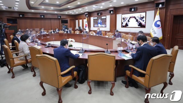 홍남기 경제부총리 겸 기획재정부 장관이 21일 오전 서울 종로구 정부서울청사에서 열린 제3차 혁신성장전략회의에 입장하고 있다. 2020.9.21/뉴스1 © News1