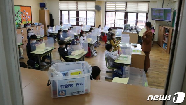 수도권의 유치원과 초·중·고등학교 등교가 재개된 21일 서울 강동구 한산초등학교에서 2학년 학생들이 수업을 듣고 있다. 2020.9.21/뉴스1 © News1