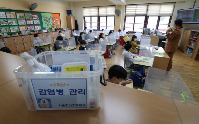 수도권 지역 유치원과 초·중·고교의 등교수업이 재개된 21일 서울 강동구 한산초등학교 2학년 학생들이 1교시 수업을 하고 있다. 사진공동취재단