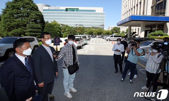 전두환씨의 사자명예훼손 혐의 재판 공판기일이 열린 21일 오후 광주 동구 광주법원 앞에서 고 조비오 신부 조카 조영대 신부가 재판에 앞서 기자들의 질문에 답하고 있다. 2020.9.21 /뉴스1 © News1