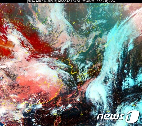 21일 오후 3시50분 기준 천리안위성 2A호로 본 동아시아 RGB 주야간 합성영상(기상청 국가기상위성센터 제공) © 뉴스1