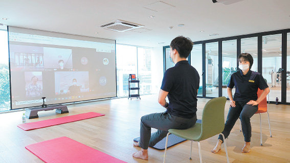 온라인 실시간 수업으로 근육 강화 운동을 하는 모습. 제일리핏케어 제공