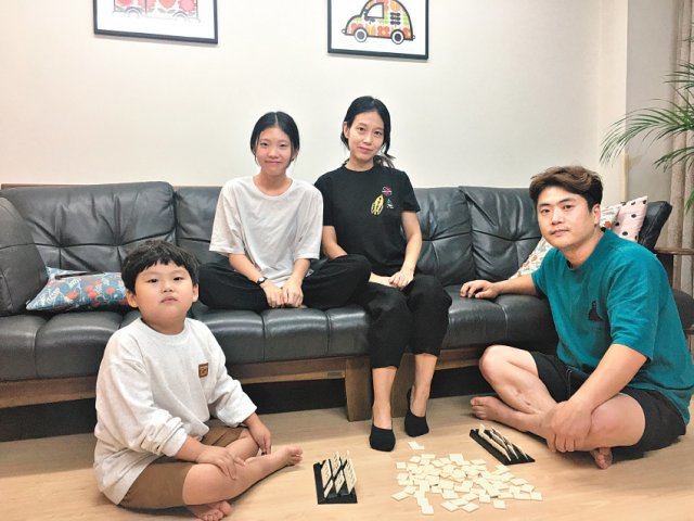 박경훈 씨는 추석 명절에 부산 고향에 가는 대신 아이들과 집에서 시간을 보내기로 했다. 홍은심 기자 hongeunsim@donga.com