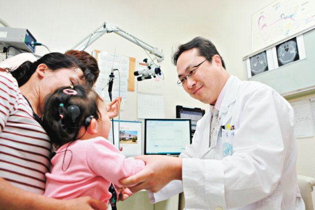 고려대 안암병원 이비인후과 임기정 교수가 인공와우이식술을 받은 아이를 진료하고 있다. 고려대 안암병원 제공