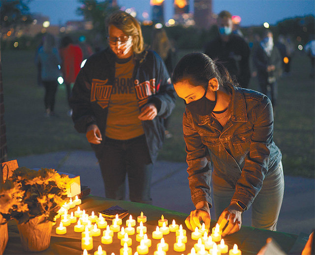 긴즈버그 촛불 추모 20일 미국 미네소타주 미니애폴리스에서 시민들이 18일 숨진 루스 베이더 긴즈버그 대법관을 기리는 추모 탁자에 발광다이오드(LED) 촛불을 두고 있다. 미니애폴리스=AP 뉴시스