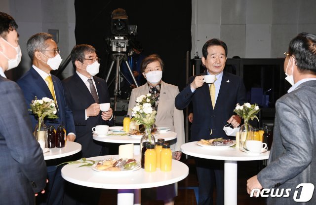 정세균(오른쪽 두번째) 국무총리가 22일 오전 서울 서대문구 이화여대에서 열린 ‘온 에어 국제 콘퍼런스 및 채용박람회’에 앞서 참석자들과 환담하고 있다. 2020.9.22/뉴스1 © News1