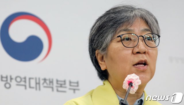 정은경 질병관리청장이 22일 충북 청주시 오송읍 질병청 브리핑실에서 국가인플루엔자 예방접종 중단과 관련한 브리핑을 하고 있다. 문제가 발생한 백신은 13∼18세를 대상으로 무상접종을 하려던 물량으로 유통 과정에서 상온에 노출돼 접종이 중단됐다. 2020.9.22/뉴스1 © News1