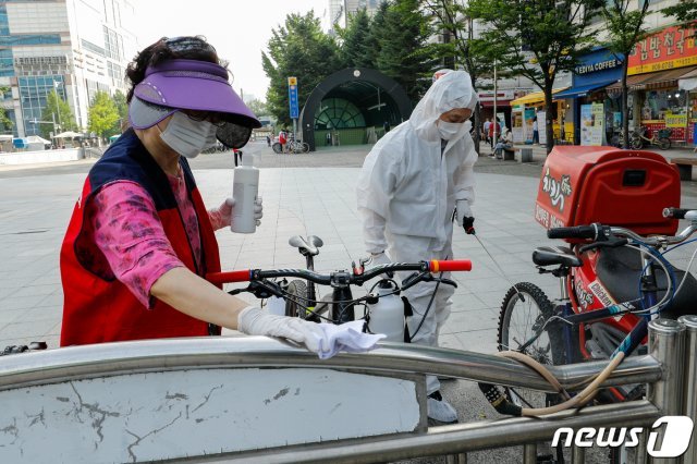 신종 코로나바이러스 감염증(코로나19) 확산 방지를 위한 고양시 제2차 일제 방역의 날을 맞아 25일 오전 경기 고양시 일산동구 3호선 마두역 일대 상가에서 시 관계자 및 유관단체 자원봉사자들이 방역 소독을 하고 있다. 2020.8.25/뉴스1 © News1