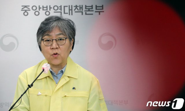 정은경 질병관리청장이 22일 충북 청주시 오송읍 질병청 브리핑실에서 국가인플루엔자 예방접종 중단과 관련한 브리핑을 하고 있다.2020.9.22/뉴스1 © News1