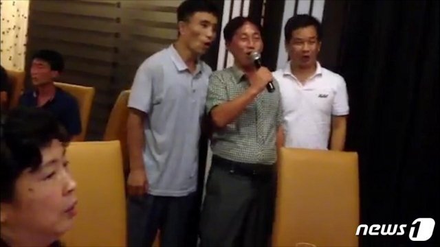 알자지라 방송은 작년 5월2일 ‘김정남 암살사건’ 용의자 리정철(가운데)로 추정되는 인물이 중국 베이징의 한 노래방에서 노래를 부르는 영상을 공개했다. (알자지라 캡처) © 뉴스1