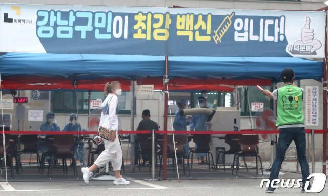 16일 오후 서울 강남구보건소에서 시민들이 검사를 받고 있다. 2020.9.16/뉴스1 © News1