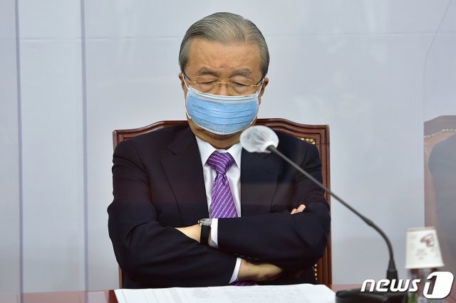 김종인 국민의힘 비상대책위원장이 21일 오전 서울 여의도 국회에서 열린 비상대책위원회의에서 생각에 잠겨 있다. 2020.9.21/뉴스1 © News1