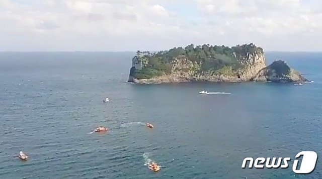 22일 제주 서귀포 범섬 북쪽 300m 해상에서 스쿠버다이빙을 하던 3명이 실종돼 해경이 수색 작업을 벌이고 있다.(제주지방해양경찰청 제공)2020.9.22 /뉴스1 © News1