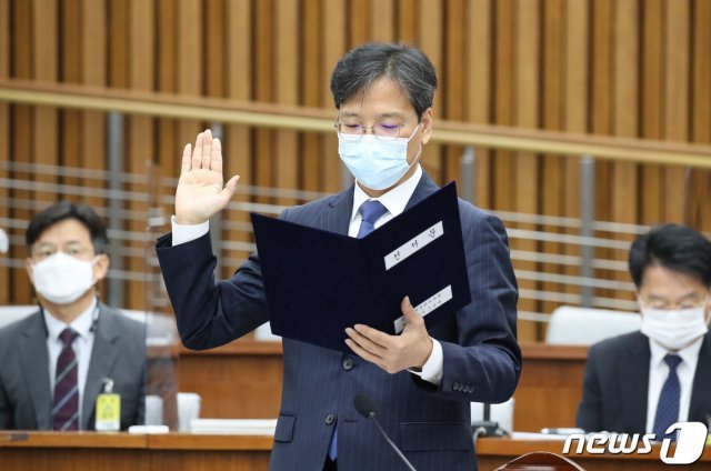 조성대 중앙선거관리위원 후보자가 22일 서울 여의도 국회에서 열린 인사청문회에서 선서를 하고 있다. 2020.9.22/뉴스1 © News1