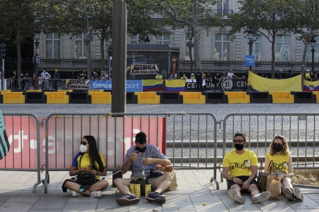관람객들이 파리 샹젤리제 거리에 앉아 선수들을 기다리고 있습니다. AP 뉴시스