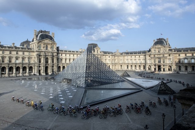 투르 드 프랑스의 마지막 스테이지, 파리에서 선수들이 루브르 박물관의 유리 피라미드를 지나가고 있습니다. AP 뉴시스