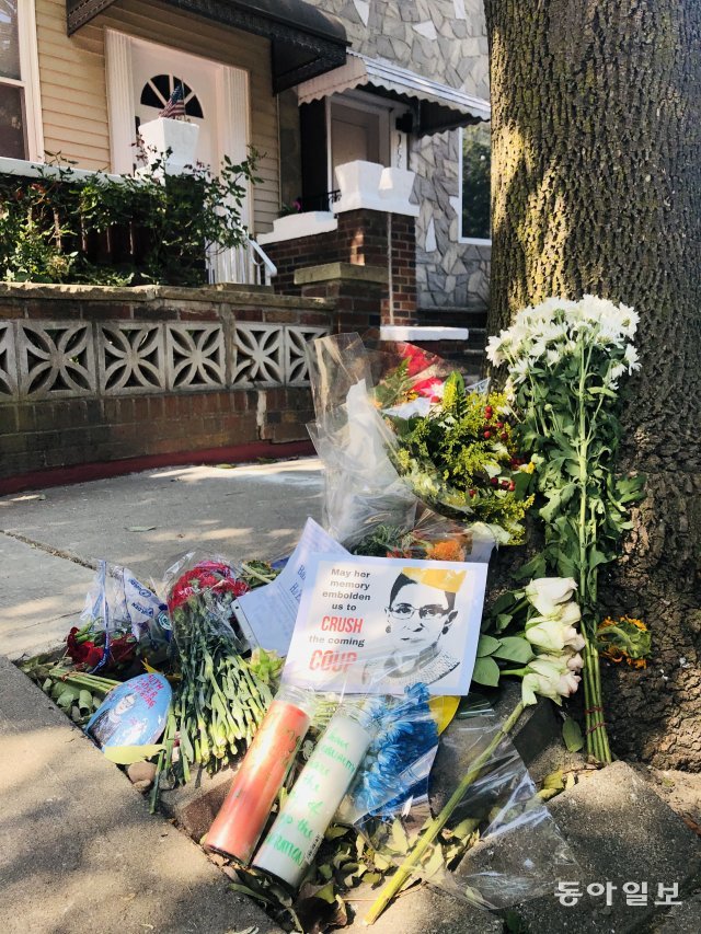브루클린에 있는 긴즈버그의 옛 집 앞에 추모의 꽃다발들이 가득 놓여있다. 뉴욕=유재동 특파원