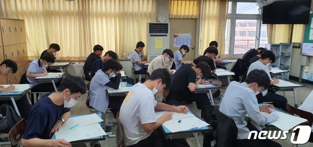 지난 16일 충북 소재 한 고등학교에서 3학년 수험생들이 2021학년도 대학수학능력시험(수능) 9월 모의평가를 치르고 있다./뉴스1 © News1