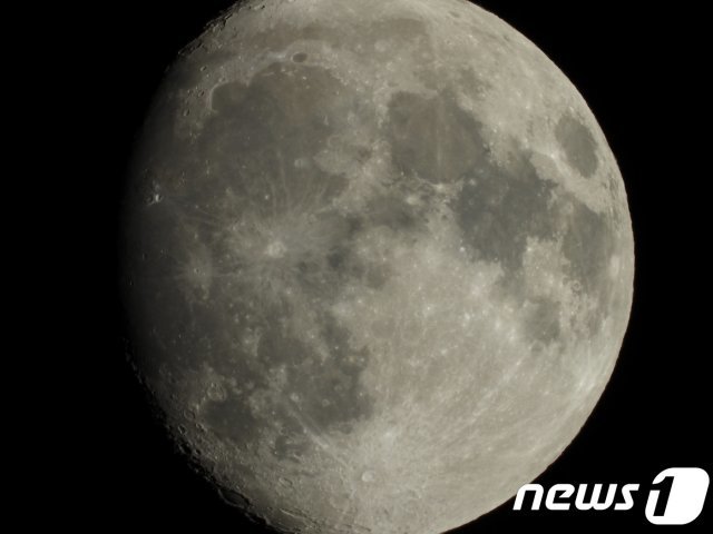 니콘 콤팩트 카메라 ‘쿨픽스 P1000’으로 촬영한 달 표면 사진(니콘 제공). © News1