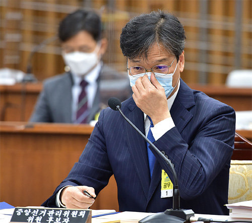 조성대 중앙선거관리위원 후보자가 22일 서울 영등포구 여의도 국회에서 열린 인사청문회에서 답변하고 있다. 사진공동취재단