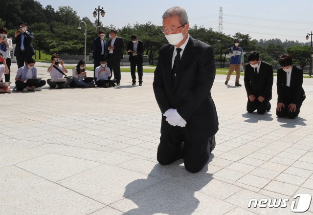 김종인 미래통합당 비상대책위원장이 지난 8월19일 오전 광주 북구 국립5·18민주묘지에서 무릎 꿇고 참배하고 있다. 2020.8.19/뉴스1 © News1