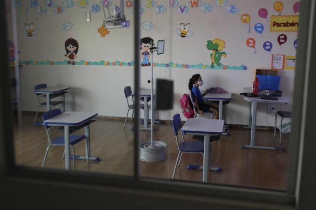 등교는 필수가 아닌 선택이기에 소수의 학생들만이 교실에 앉아 있습니다. AP 뉴시스