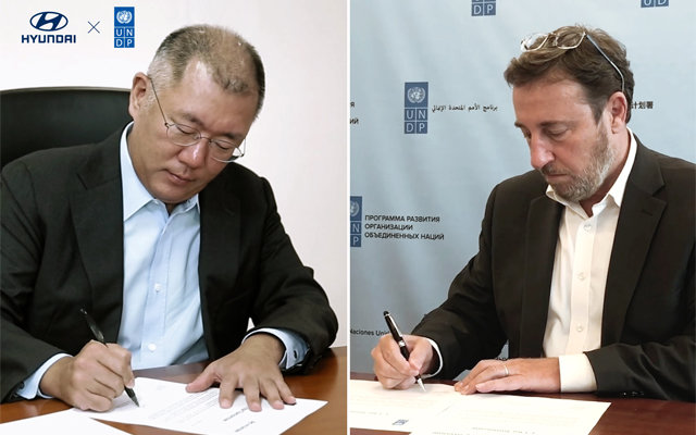 정의선 현대자동차 수석부회장(왼쪽)이 15일 아힘 슈타이너 유엔개발계획(UNDP) 사무총장과 지속 가능한 미래 사회 구현에 함께 나서는 내용의 협약서에 서명하고 있다. 현대자동차 제공