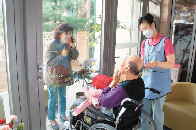 대전보훈요양원에서 한 가족이 안심 면회 프로그램인 ‘만남愛창’을 통해 면회를 하고 있다.한국보훈복지의료공단 제공