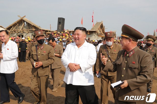 북한 노동당 기관지 노동신문은 김정은 국무위원장이 올해 장마철에 큰물(홍수) 피해를 입은 황해북도 은파군 대청리 일대 수해 복구 현장을 찾았다고 12일 보도했다. (평양 노동신문=뉴스1)