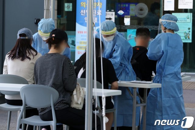 24일 서울 양천구보건소에 마련된 선별진료소에서 신월중학교 학생들 및 시민들이 검사를 받고 있다. /뉴스1 © News1