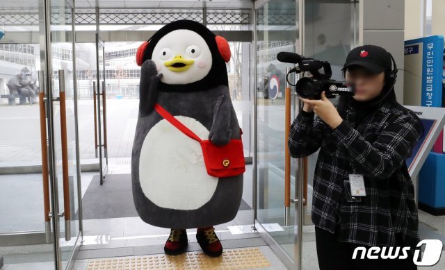 EBS ‘자이언트 펭TV’의 펭수가 20일 오전 세종시 어진동 정부세종청사 교육부에 방문하고 있다. 2020.1.20/뉴스1 © News1